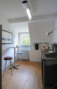 eine Küche mit einem Tisch und 2 Hockern in der Unterkunft Apartment Essen- Bredeney in Essen