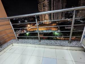 ガーズィヤーバードにあるABVP Studioの夜間のバルコニーから市街の景色を望めます。