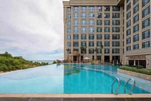 una gran piscina frente a un edificio en Jin Bei Palace Hotel, en Sihanoukville