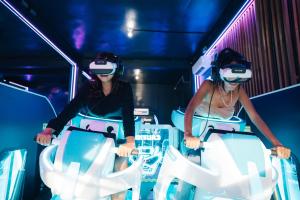 Dos mujeres llevan gafas de realidad virtual en Zone Out Bali, en Legian