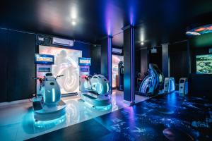Una sala con dos máquinas en exhibición en Zone Out Bali, en Legian