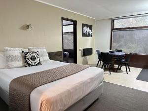 Ένα ή περισσότερα κρεβάτια σε δωμάτιο στο West Coaster Motel