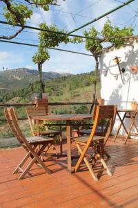 einen Picknicktisch und zwei Stühle auf einer Terrasse in der Unterkunft Cal Millo in Vilella Alta