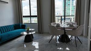 Un lugar para sentarse en Cozy & Chic Apartment in The Gray