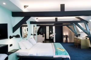 Un pat sau paturi într-o cameră la The Dutch Maastricht
