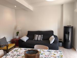 a living room with a couch and a tv at Apartamento EGUZKILORE Izaba-Isaba in Isaba