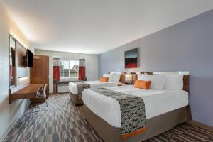 Televisyen dan/atau pusat hiburan di Microtel Inn & Suites by Wyndham Niagara Falls