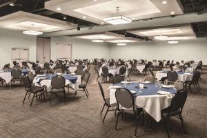 Zona de afaceri și/sau sala de conferințe de la Radisson Hotel and Conference Center Fond du Lac +85 fotografii