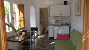 cocina y sala de estar con mesa en Alhambra Hill Apartments, en Granada