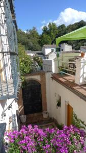 Un balcón o terraza de Alhambra Hill Apartments