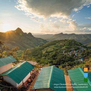 an overhead view of a building with mountains in the background at Homestay Nunga หนูหง่าโฮมสเตย์กิกอคอ in Pang Mapha