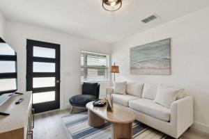 Posezení v ubytování Near Johns Pass 1 Block from Gulf Shores Treasure Island