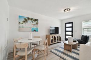 TV a/nebo společenská místnost v ubytování Near Johns Pass 1 Block from Gulf Shores Treasure Island