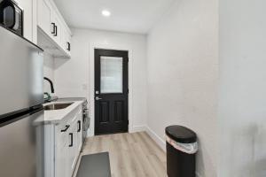 Kuchyň nebo kuchyňský kout v ubytování Near Johns Pass 1 Block from Gulf Shores Treasure Island + 15 fotografií