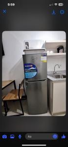 マニラにあるSMDC South Residencesのキッチン(冷蔵庫、テーブル付)