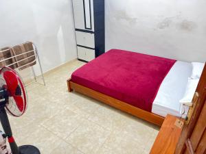 เตียงในห้องที่ Ijen Transito 2 HOMESTAY
