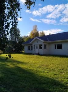 ロヴァニエミにあるSinetän Lomakotiの前に広い庭がある家