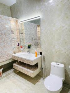 DargaiにあるSerene Stays-Your Home Away From Home In Islamabadの洗面台、トイレ、鏡のあるバスルーム +5枚の写真