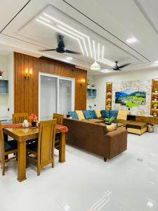 DargaiにあるSerene Stays-Your Home Away From Home In Islamabadのソファとテーブルのあるリビングルーム