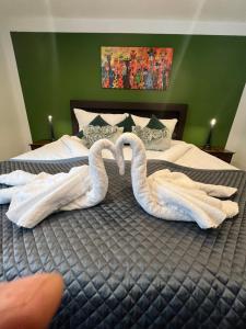 two swans towels on a bed in a bedroom at Anna9 - Home & Business, Parken, Netflix, Küche, Boxspring in Ichenhausen