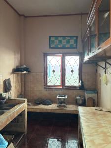 Η κουζίνα ή μικρή κουζίνα στο JJ Home Stay Siau