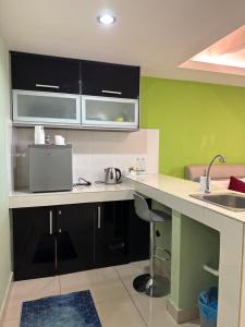 - une cuisine avec un comptoir, un évier et un comptoir dans l'établissement The Viana Apartment V, à Kota Bharu