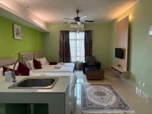 une salle de bain avec un lit et un lavabo dans une chambre dans l'établissement The Viana Apartment V, à Kota Bharu