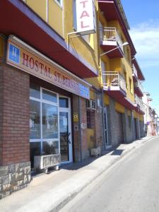 ein Krankenhaus-Zahnarztgebäude auf einer Straße in der Unterkunft Hostal Sant Bernat in Olot