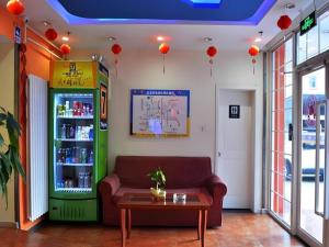 un soggiorno con divano e refrigeratore per bevande di 7 Days Inn Beijing Zhongguancun Suzhouqiao a Pechino