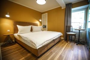 1 dormitorio con cama grande y ventana grande en B&B Zum Schleif en Varen