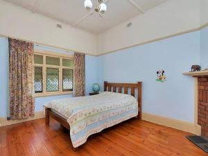 Un pat sau paturi într-o cameră la 3BR Guest House near Adelaide CBD Joslin 5070
