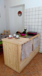 ムッジャにあるAgriturismo Bosco Fioritoの木製のカウンター付きキッチン