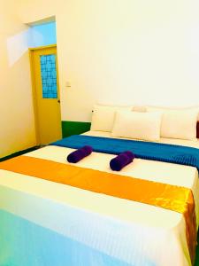 阿鲁甘湾Marina Village的房间里有两张并排的床 更多4张照片