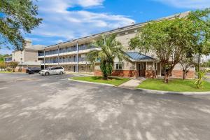 Gallery image of Suburban Studios Lakeland North I-4 in Lakeland