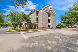 Gallery image of Suburban Studios Lakeland North I-4 in Lakeland +44 photos