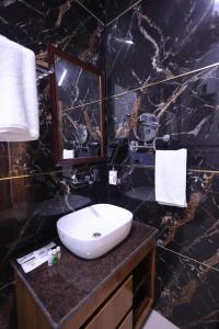 Et badeværelse på The Hoften Snowia Luxury Stay, Mukteshwar - Near Bhalugarh Waterfall