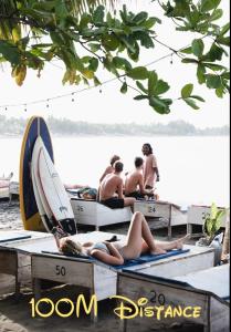 阿鲁甘湾Marina Village的一群人坐在沙滩上的桌子上