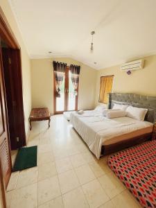 a large bedroom with a large bed and a rug at Vila Princess Sentul 7bedroom Private pool, Billiard, Tenis meja in Babakan Madang
