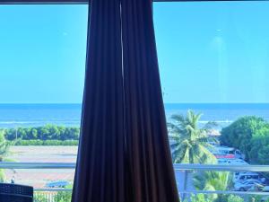 una ventana de hotel con vistas al océano en Hotel Sea View Residency Near Sea Beach - Near Light House ! Sea Beach - Swargadwar Golden Beach -Fully Air Conditioning Luxuray Rooms ! BEST HOTEL I, en Cuttack 15 fotos más