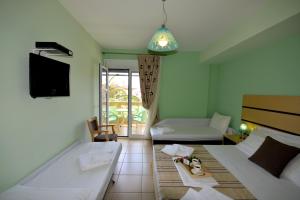 Camera con letto, divano e TV. di Phoenix Studios by Tania a Sárti