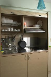 una cucina con un lavello e un piano di lavoro di Phoenix Studios by Tania a Sárti