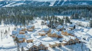 Una vista aérea de un complejo turístico en la nieve. en Lindvallen - Modern Mountain House, en Sälen