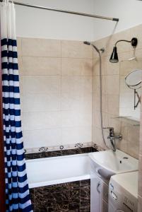 リヴィウにあるSoborna Comfort Placeのバスルーム(シャワー、バスタブ、シンク付)