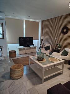 TV a/nebo společenská místnost v ubytování Mar & Relax Torrequebrada + 28 fotografií