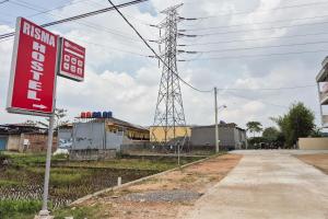 ein Straßenschild am Straßenrand in der Unterkunft RedDoorz at Risma Hostel ITERA Lampung in Kedaton