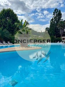 Bazén v ubytování Cottage avec piscine nebo v jeho okolí