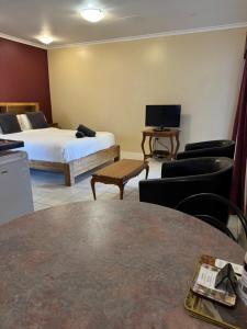 a hotel room with a bed and a table and chairs at Aldan Lodge in Picton