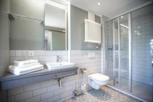 een badkamer met een toilet, een wastafel en een douche bij B&B Zum Schleif in Varen
