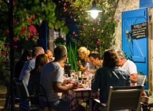 Restorāns vai citas vietas, kur ieturēt maltīti, naktsmītnē Chambres d'hôtes Larroquinière