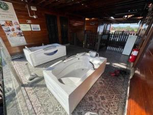 Un baño con lavabo blanco en un edificio. en Kampong Pinang Sebatang Melaka, en Kampong Hailam 173 fotos más